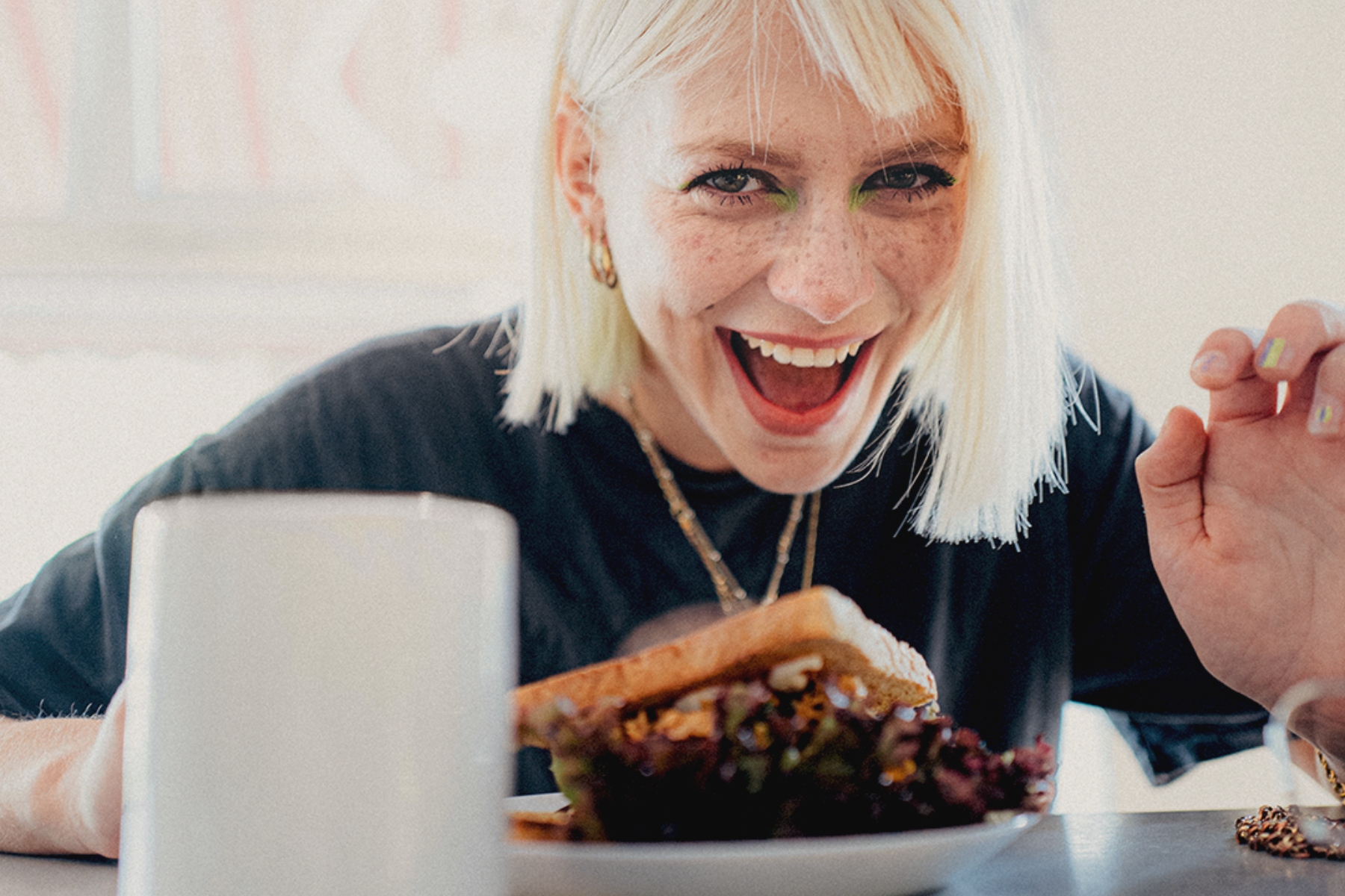 Die Freude über ihr veganes Frühstück steht Alli ins Gesicht geschrieben. – ©MOIA