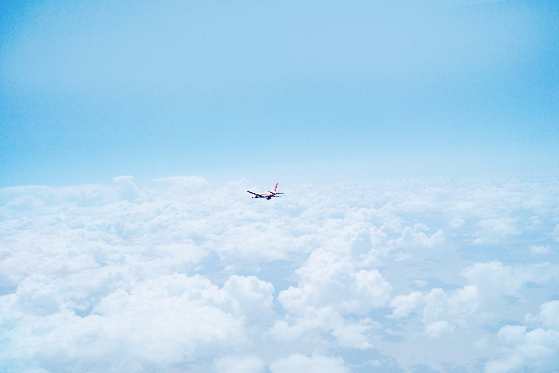 Hamburg Airport Flugzeug über den Wolken