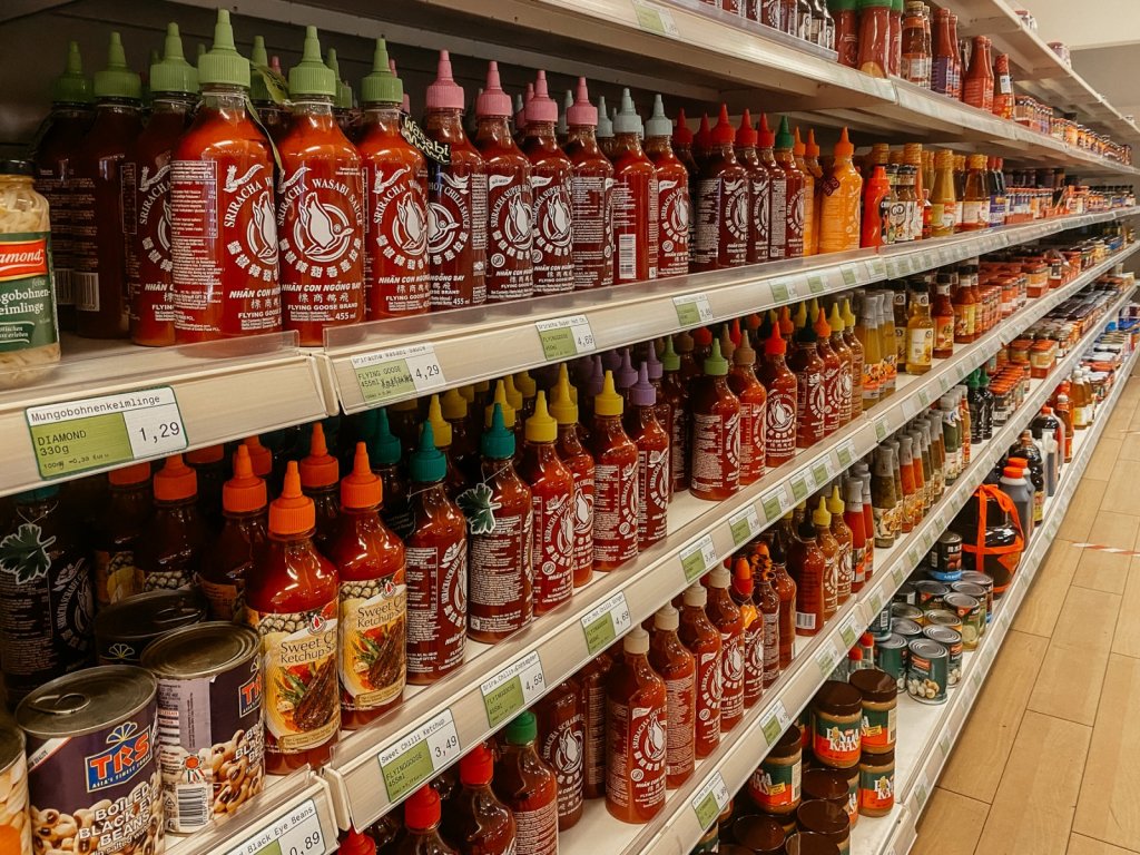 Habt ihr schon mal so viele Sorten Sriracha gesehen? – ©Lilli Sprung