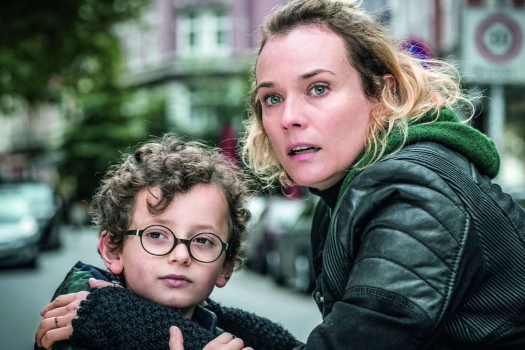 Hauptfigur Katja und ihr Sohn auf der Hein Hoyer Straße. – ©Warner Bros. Entertainment