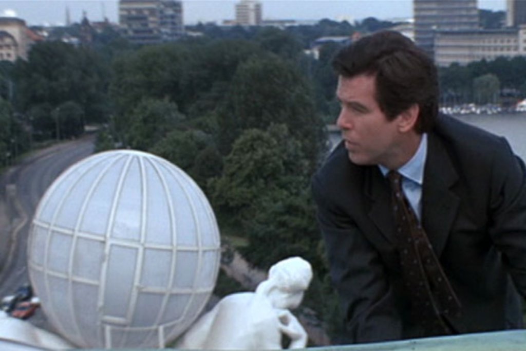 Bond auf dem Dach des Hotel Atlantic 1997. – ©Metro Goldwyn Mayer