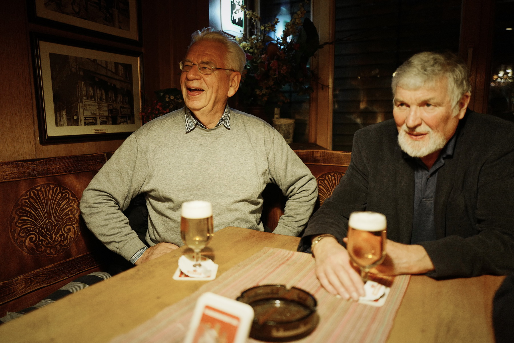 David Quelle Kneipe St. Pauli Mitarbeiter trinken am Tisch ein Bier
