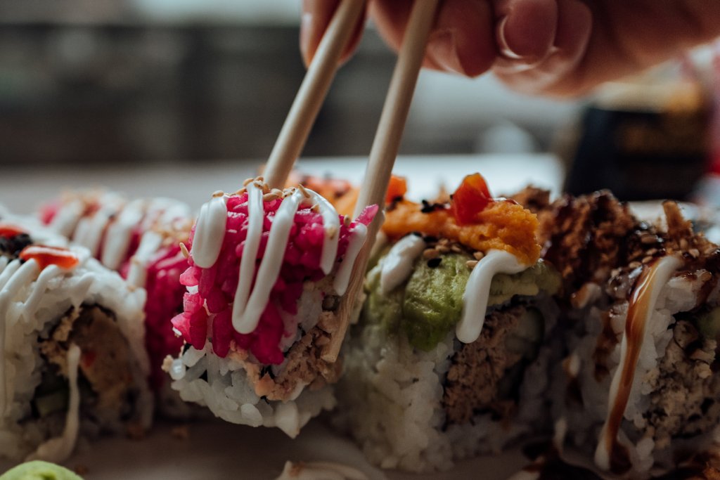 Sushi, das mit Stäbchen gegessen wird.