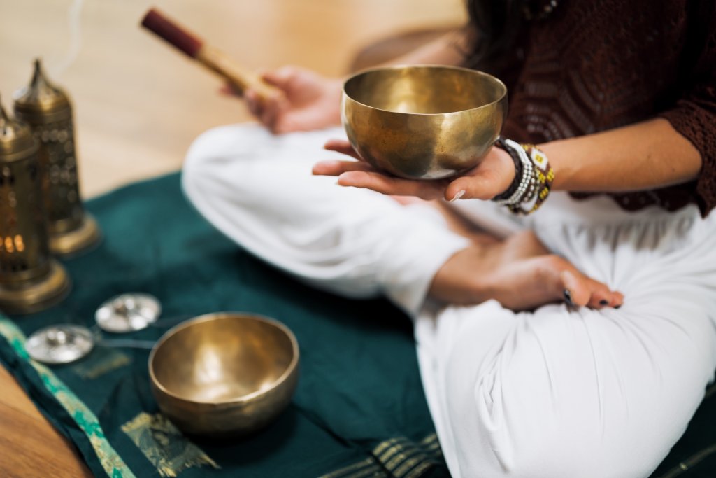 Meditationsschale, die in der Hand einer Person liegt. – ©unsplash