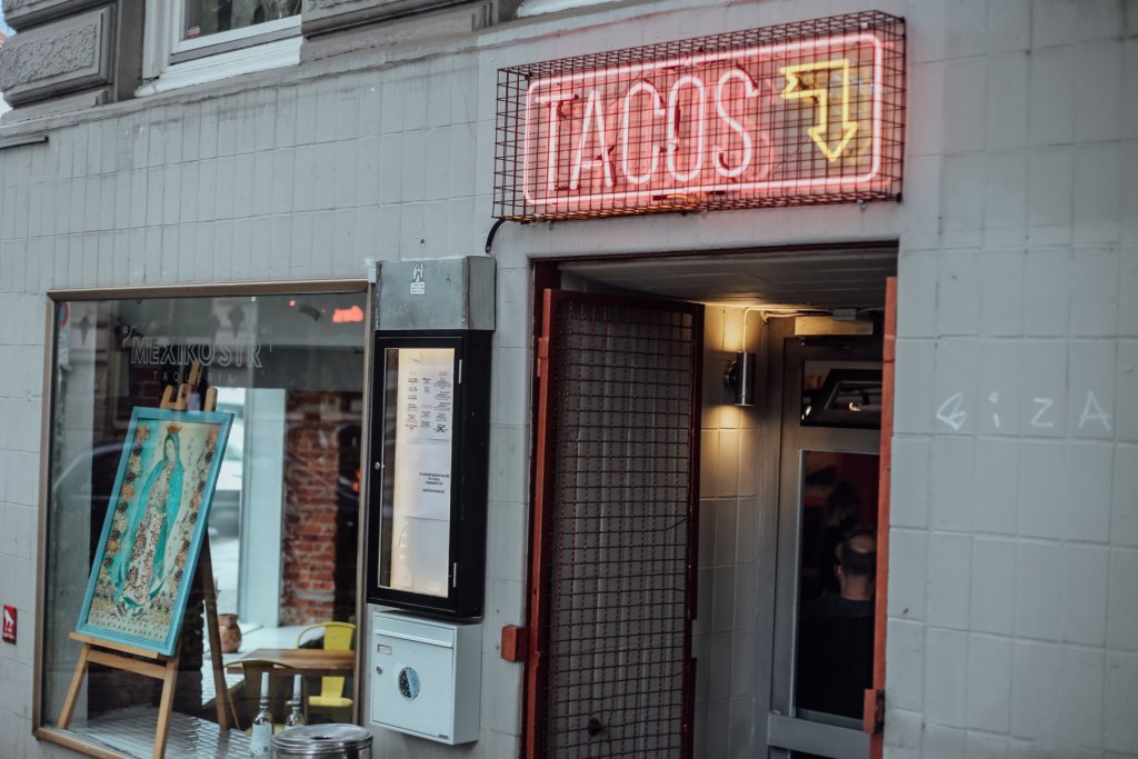 Leuchtschild, auf dem "Tacos" steht.
