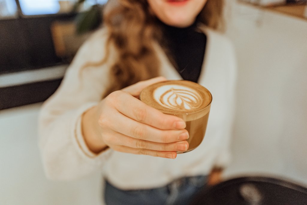 Frau mit Kaffee in der Hand.