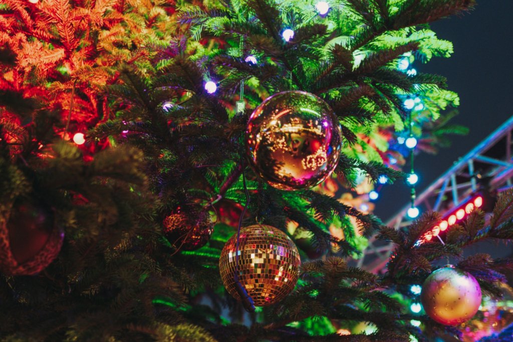 Bunte Discokugeln an einem Weihnachtsbaum