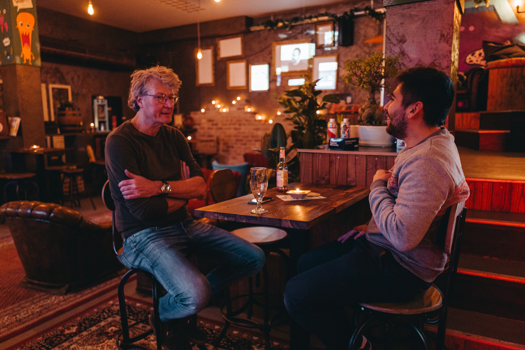 Zwei Männer unterhalten sich in einer Bar.