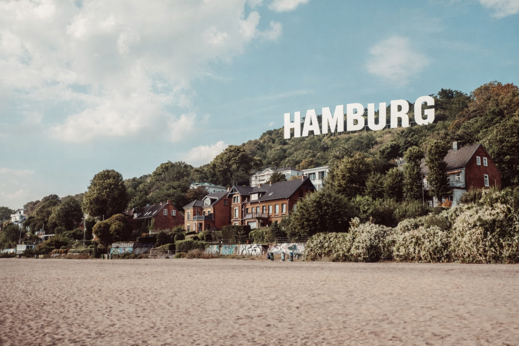 Kaulitz Twins Aprilscherz Marie Zeidler &ndash; &copy;KI-generiert